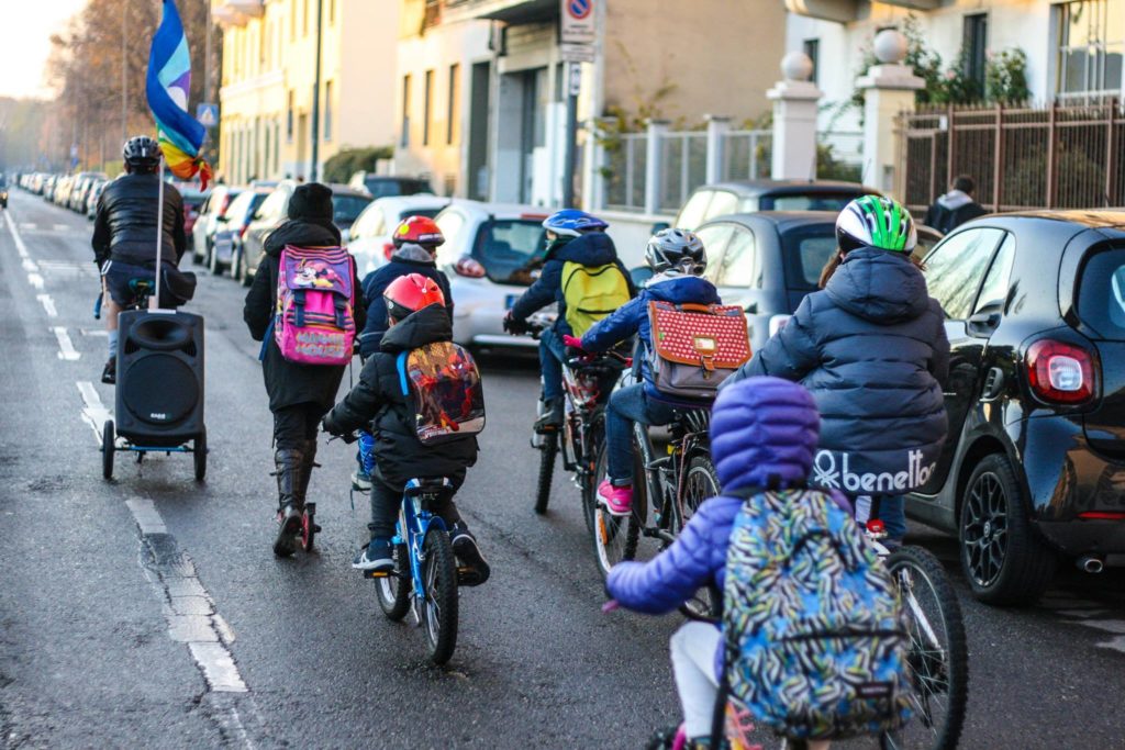 Massa marmocchi: in bici a scuola in zona Lambrate a Milano (ph. Matteo Saderis)